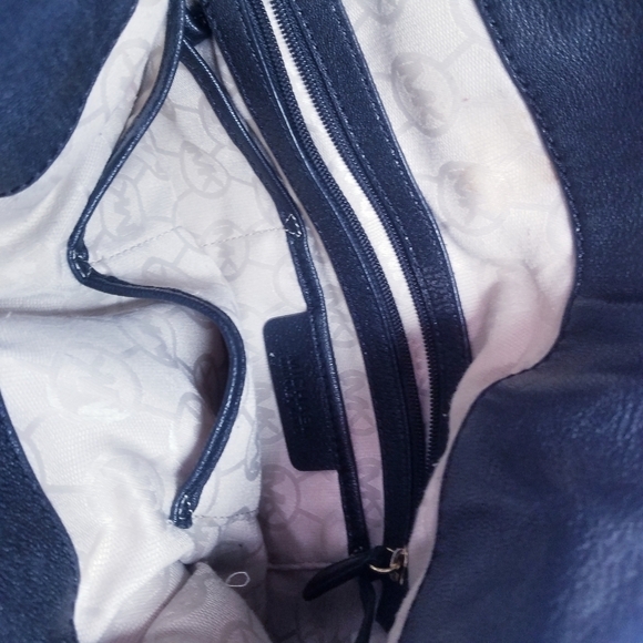 🌸Michael Kors | Leather Black Medium Sized Bag - Picture 4 of 9